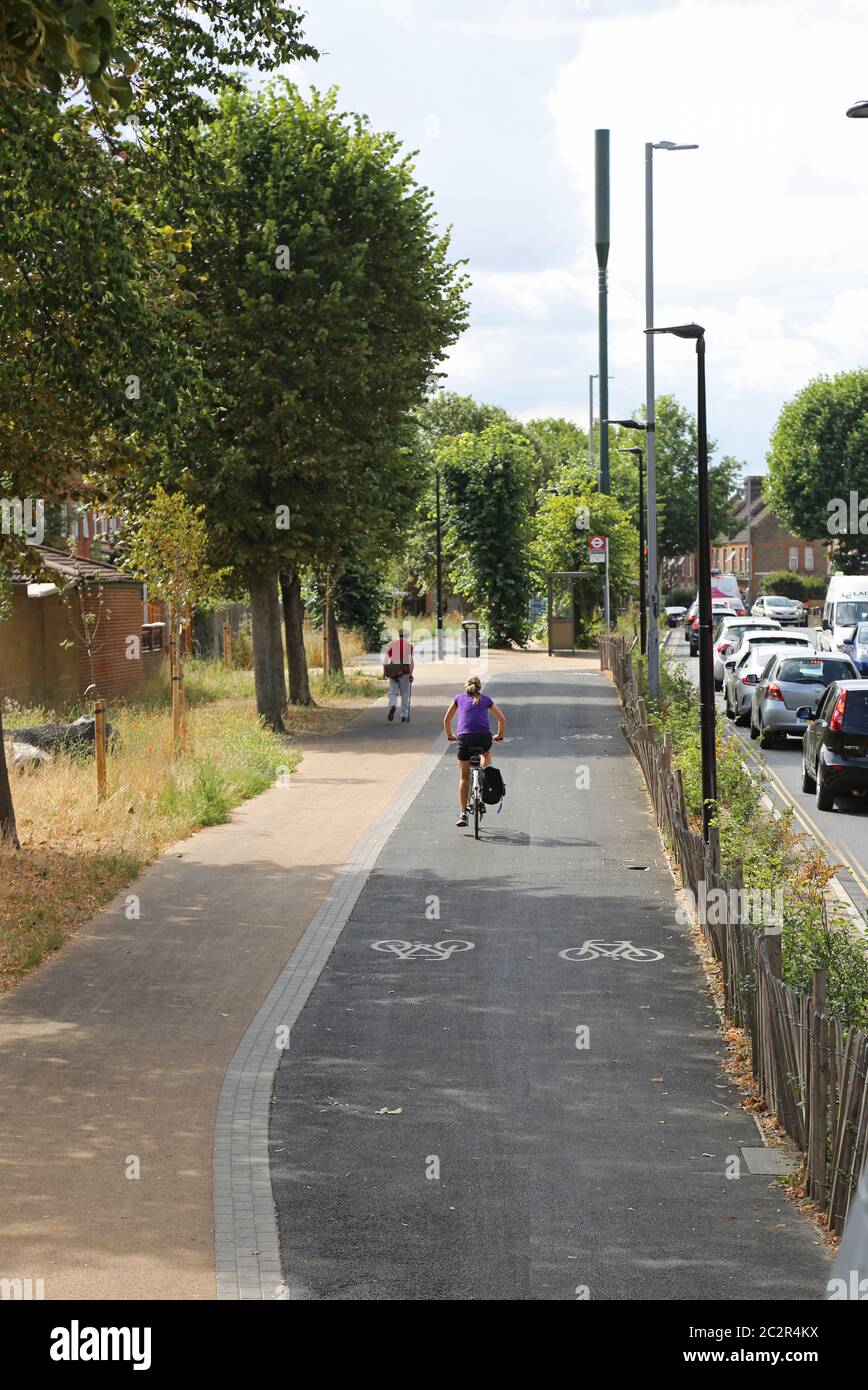 Markhouse Road, Walthamstow, mostra un nuovo percorso ciclabile separato installato come parte del programma Mini-Holland della Foresta di Waltham. Foto Stock