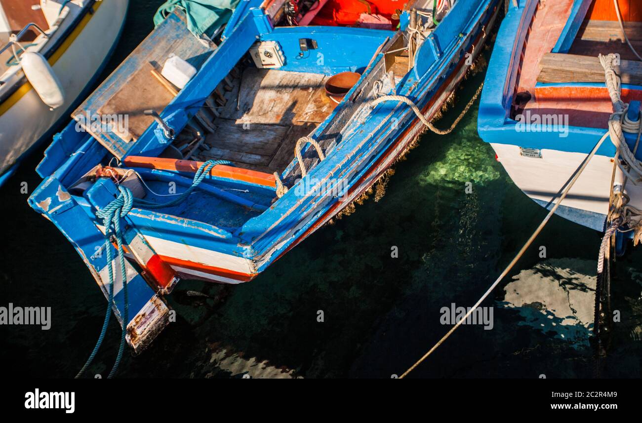 Dettaglio di una vecchia barca di legno colorato Foto Stock