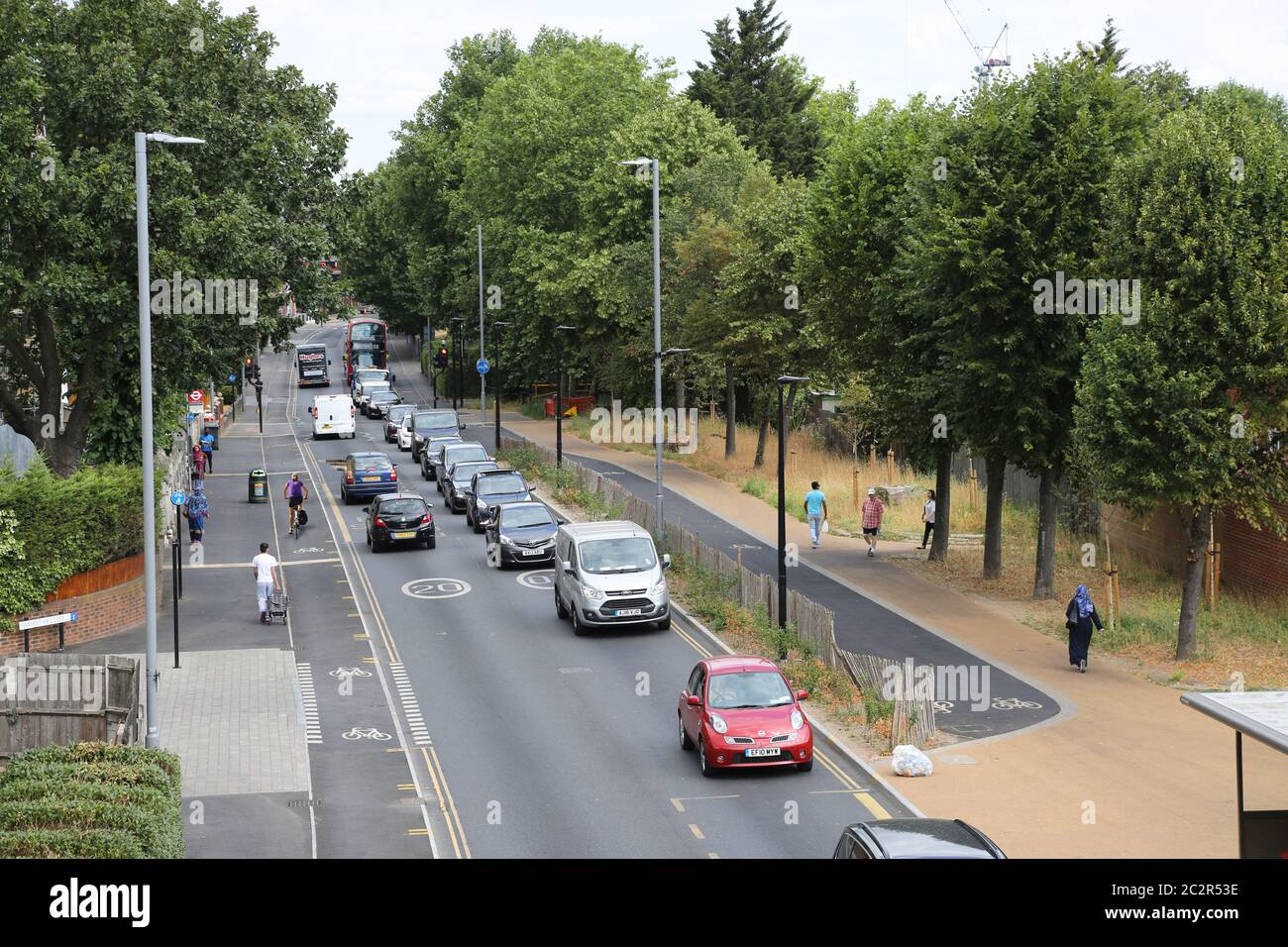 Vista di alto livello di Markhouse Road, Walthamstow, che mostra nuovi percorsi ciclabili e passaggi pedonali di 'Copenhagen' per le strade laterali. Foto Stock