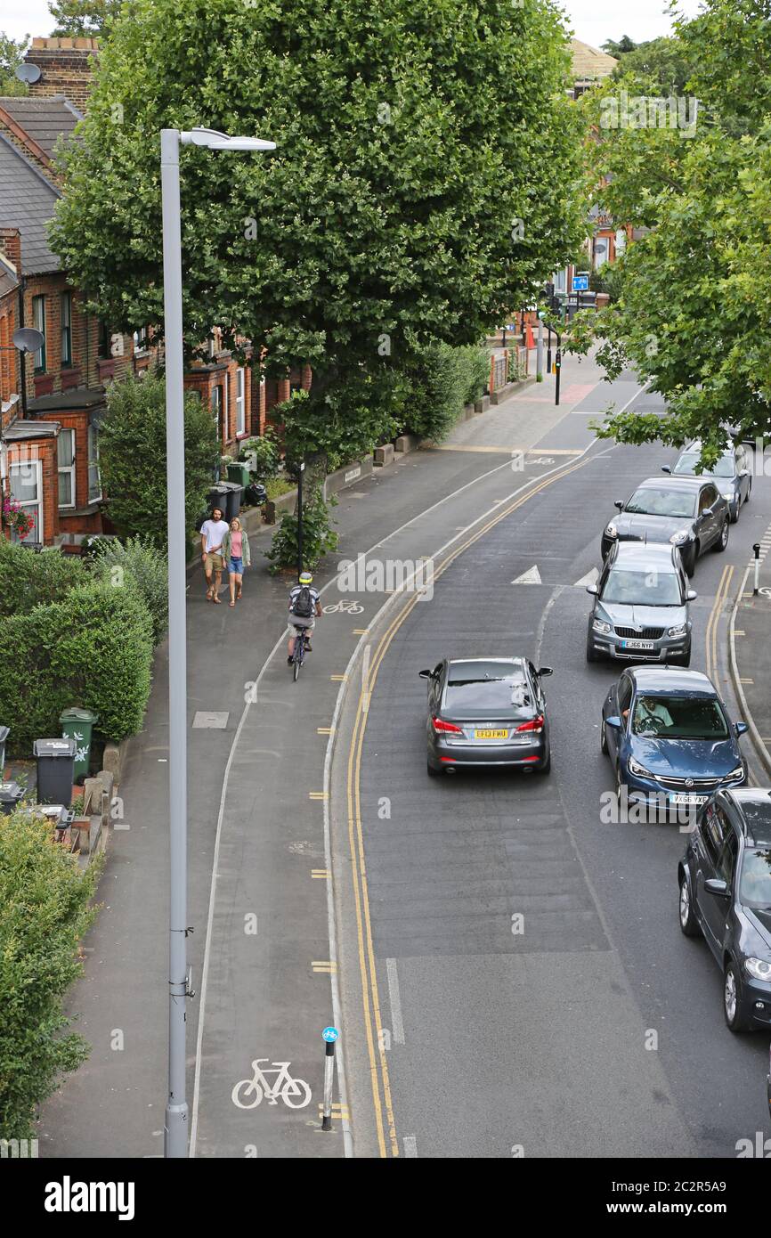 Vista di alto livello di Markhouse Road, Walthamstow, che mostra i nuovi percorsi ciclabili installati nell'ambito del programma Mini-Holland della Foresta di Waltham. Foto Stock