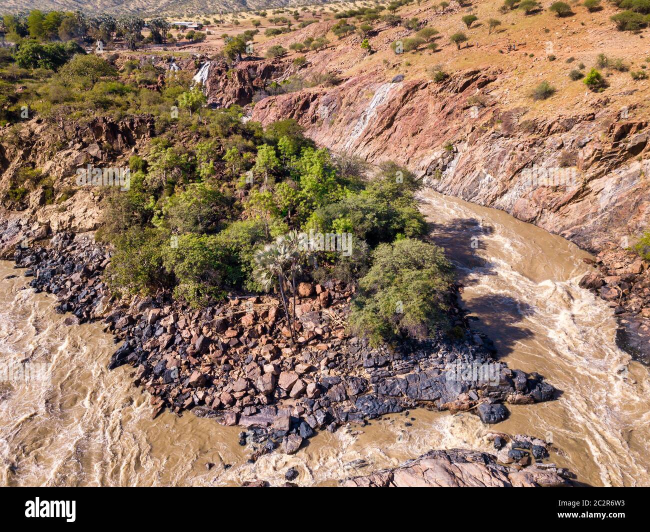 Paesaggio antenna Epupa Falls, fiume Kunene nel nord della Namibia e Angola meridionale confine. Bellissimo paesaggio, Africa deserto Foto Stock