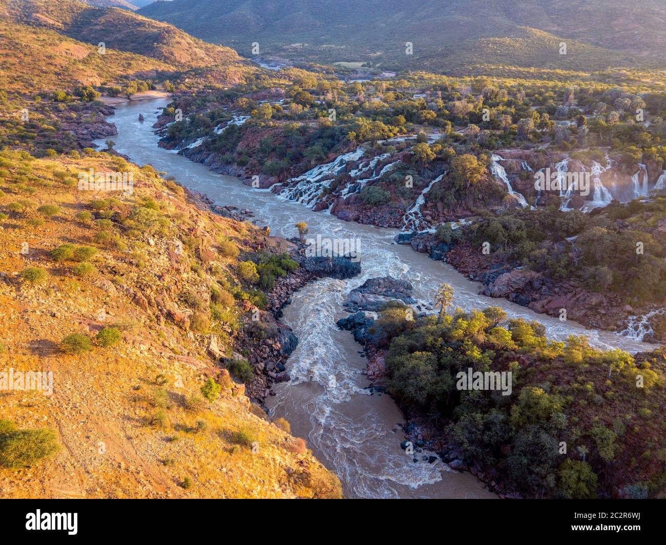 Paesaggio antenna Epupa Falls, fiume Kunene nel nord della Namibia e Angola meridionale confine. Bellissimo paesaggio, Africa deserto Foto Stock