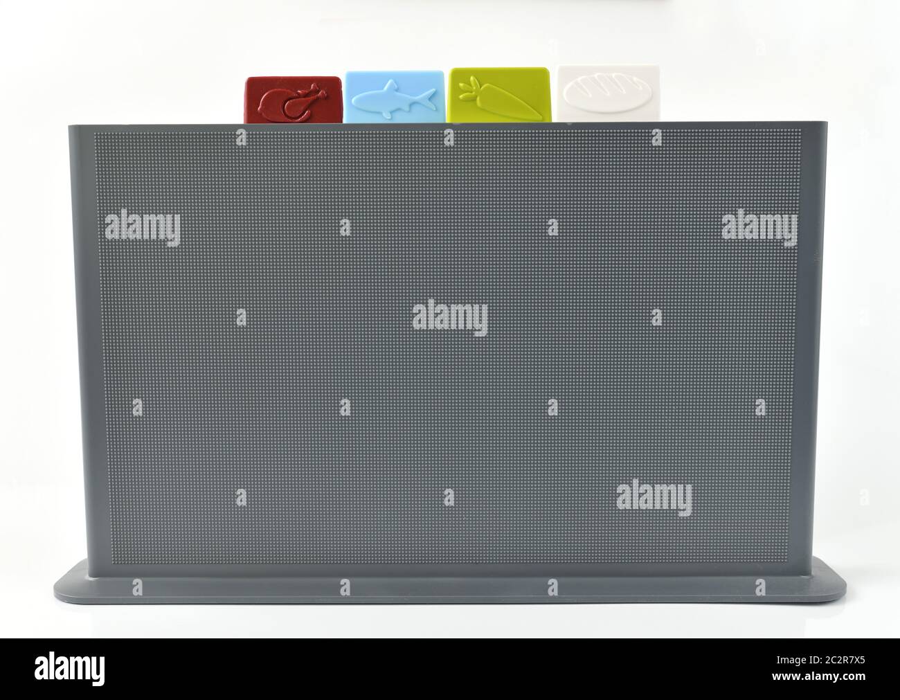 Taglierelle in plastica colorata sul supporto su una luce sfondo Foto Stock