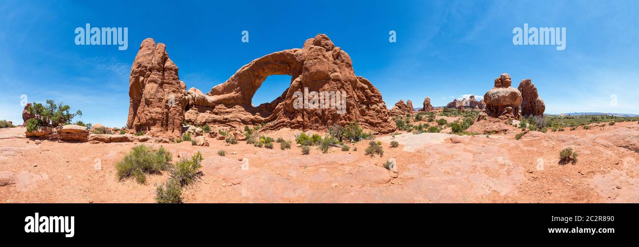 Paesaggio di arco tra montagne rocciose al Parco Nazionale degli Arches. Foto Stock