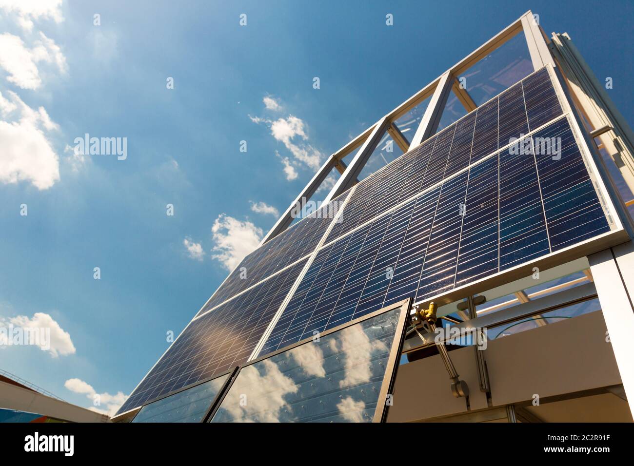 Pannello solare e batteria di sole alternative di energia rinnovabile. Ecologia stazione elettrica Foto Stock