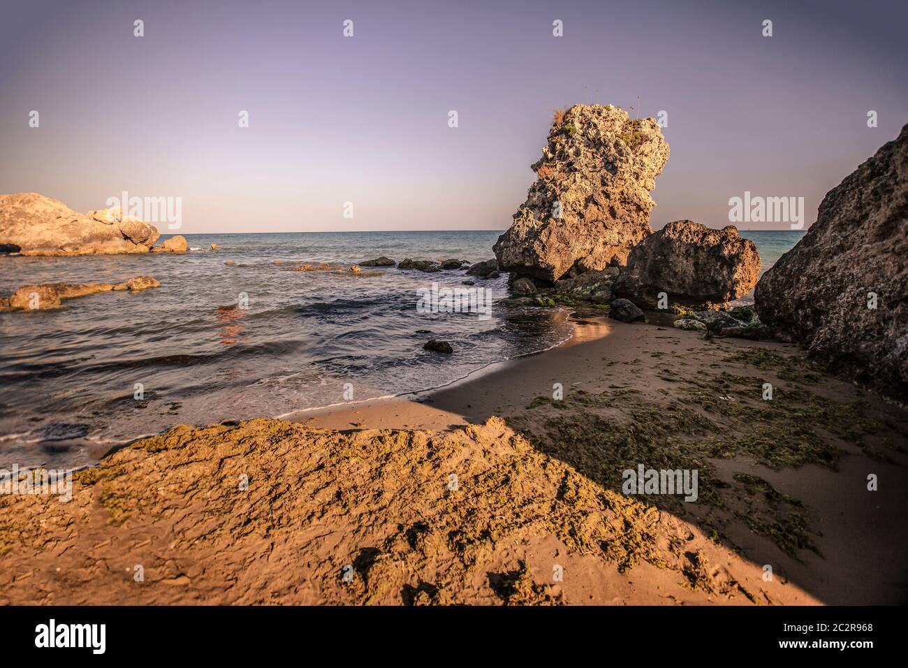 Particolare della costa naturale della Sicilia meridionale al tramonto Foto Stock