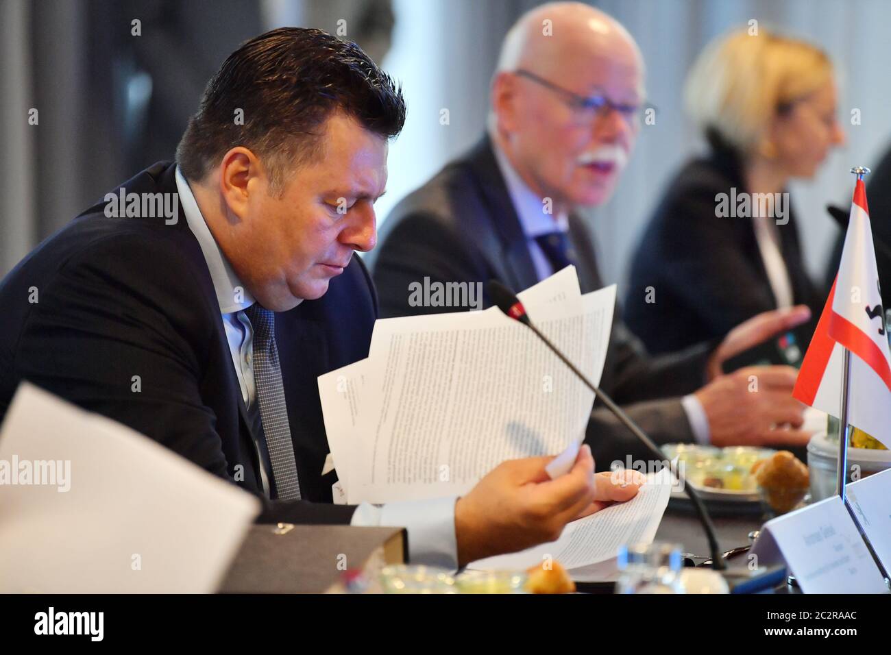 Erfurt, Germania. 18 Giugno 2020. Andreas Geisel (SPD, l), senatore dell'interno di Berlino, siede al tavolo durante la discussione preliminare dell'A-Länder durante la riunione dei ministri degli interni del governo federale e dell'Länder. Quest'anno la Turingia presiederà la Conferenza dei Ministri degli interni (IMK). Tra le altre cose, discuterà la lotta contro l'estremismo, le conseguenze della pandemia di Corona e l'estensione del divieto di deportazione in Siria. Credit: Martin Schutt/dpa-Zentralbild/dpa/Alamy Live News Foto Stock