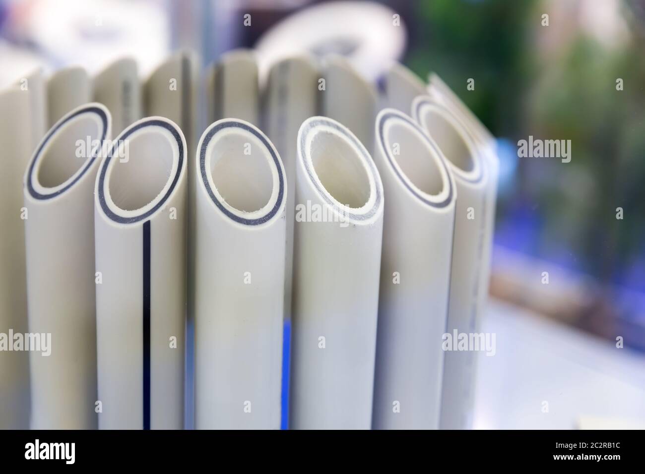 Plastica tubazioni di acqua in un taglio closeup, tubo in polipropilene, attrezzature idrauliche Foto Stock