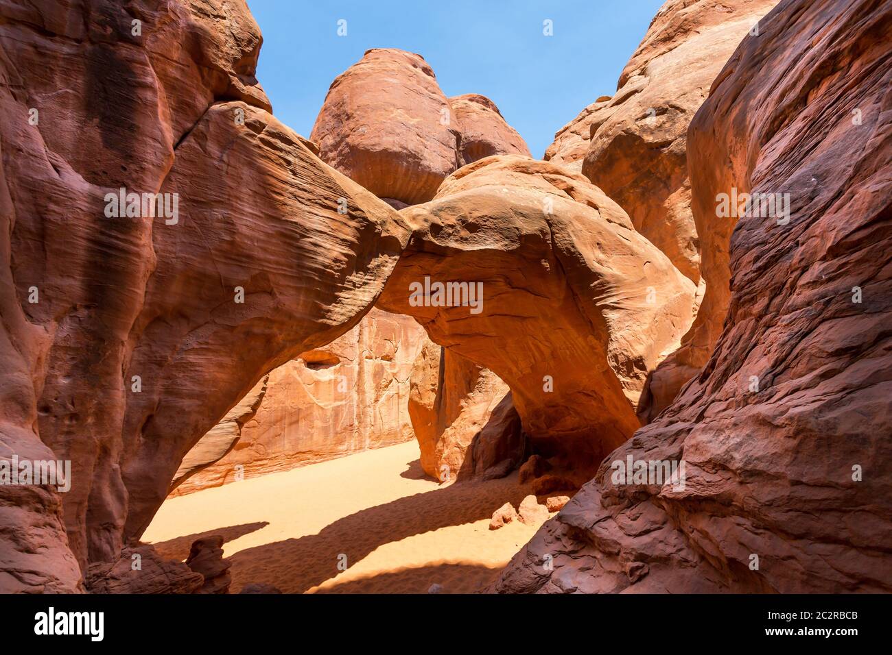 Scenic Landscape Arch tra red montagne rocciose in Arches National Park nello Utah Stati Uniti d'America Foto Stock