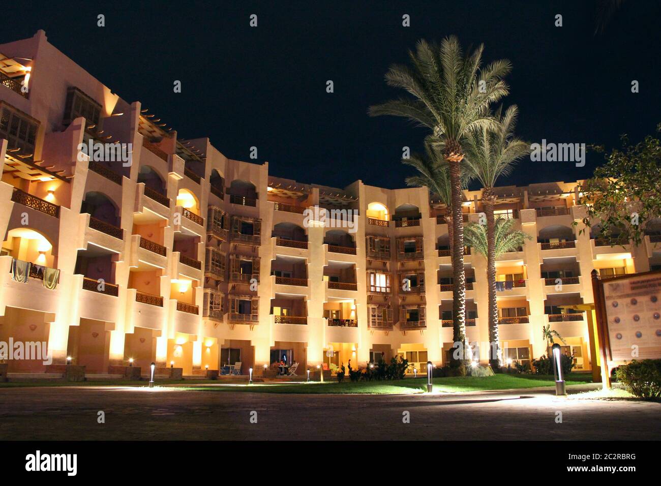 Edificio a cinque stelle di sera. Istantanea notturna. Stile di vita. Area ricreativa a cinque stelle Foto Stock