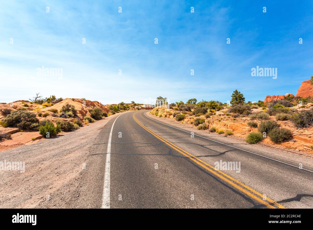Desert valley road. Montagne Rocciose e cielo blu su sfondo. Foto Stock