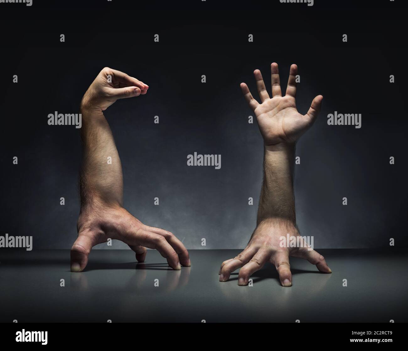 Strane creature umane sulla tavola grigia Foto Stock
