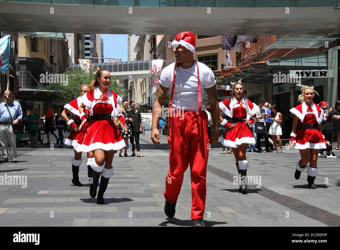 La folla flash di Santa Fest si esibisce nel Pitt Street Mall, Sydney. Foto Stock