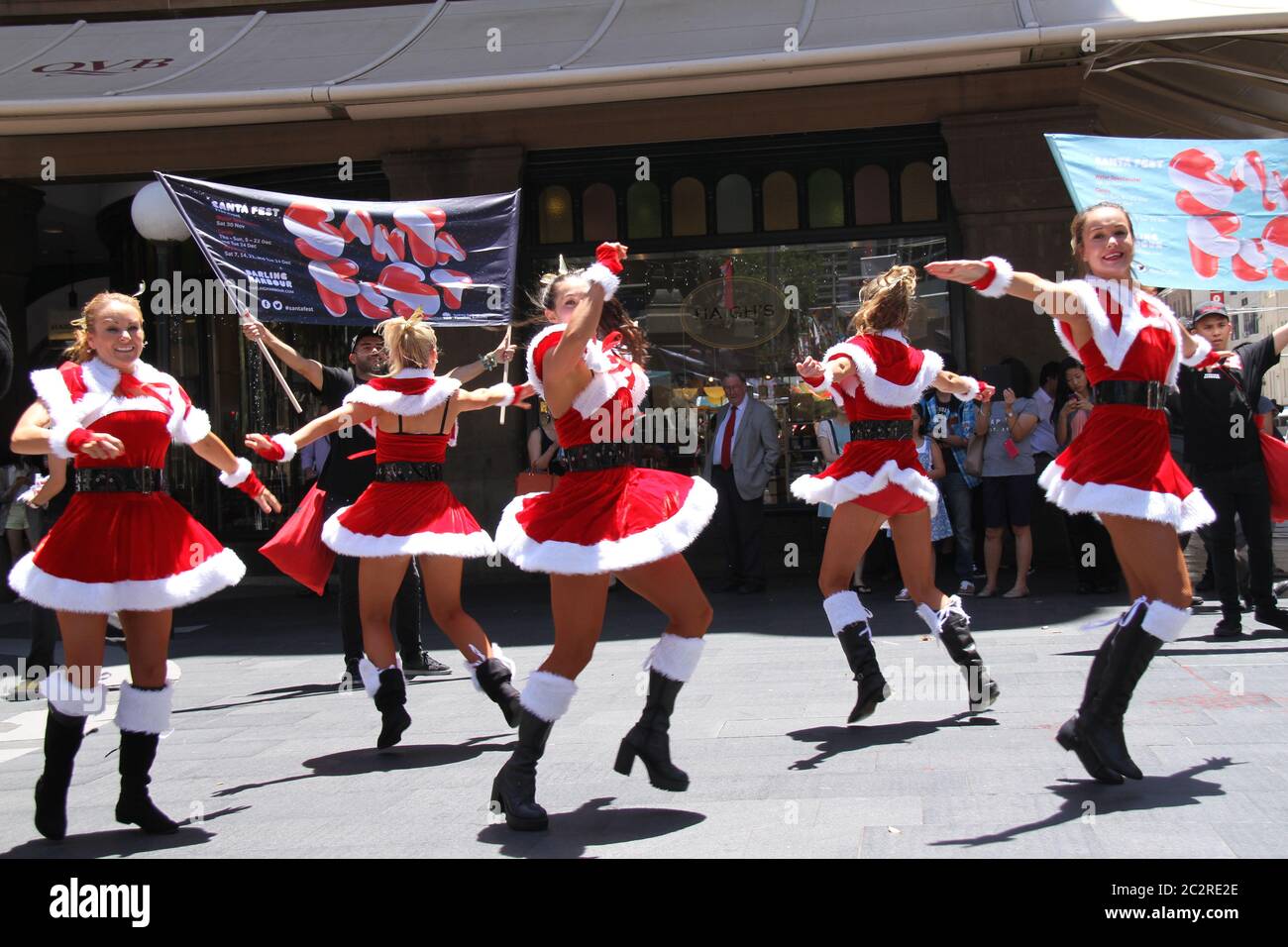 Il Santa Fest balli in moble di fronte al Queen Victoria Building. Foto Stock