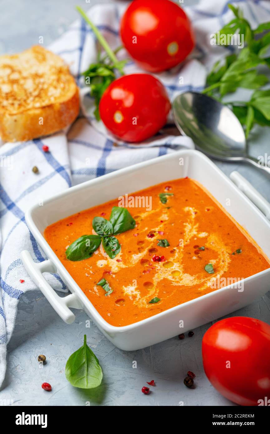 Zuppa di pomodoro piccante con basilico verde. Foto Stock