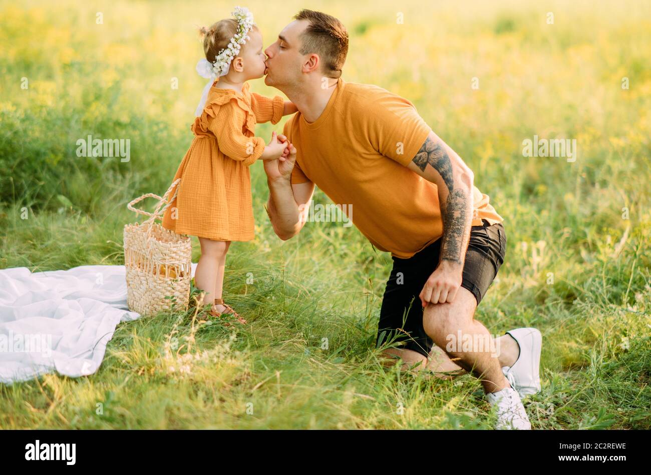 Un padre bacia la figlia durante una passeggiata nel parco. Foto Stock