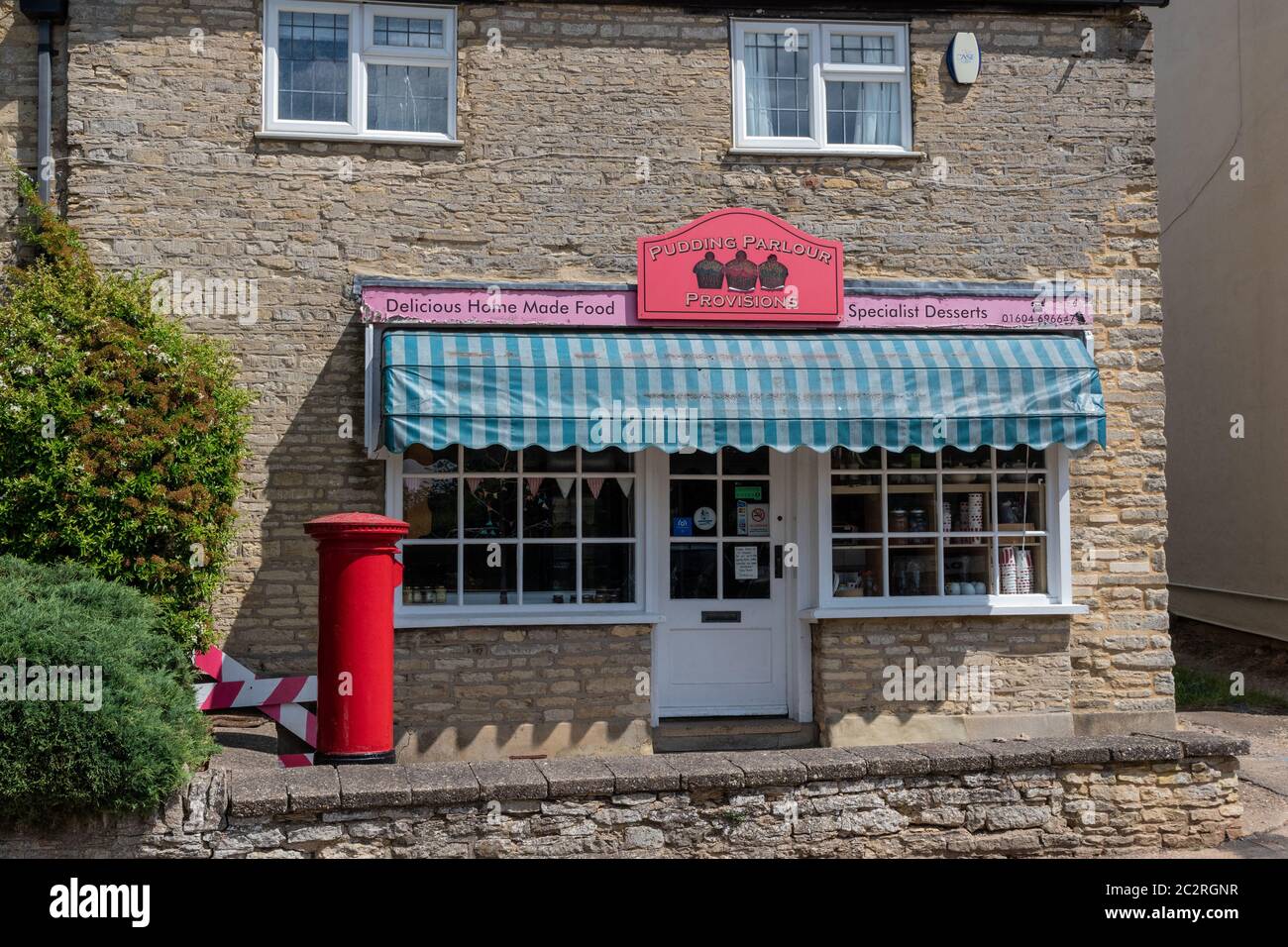 Il Pudding Parlor un negozio nel villaggio di Yardley Hastings, Northamptonshire, Regno Unito; specializzato in dolci fatti in casa. Foto Stock