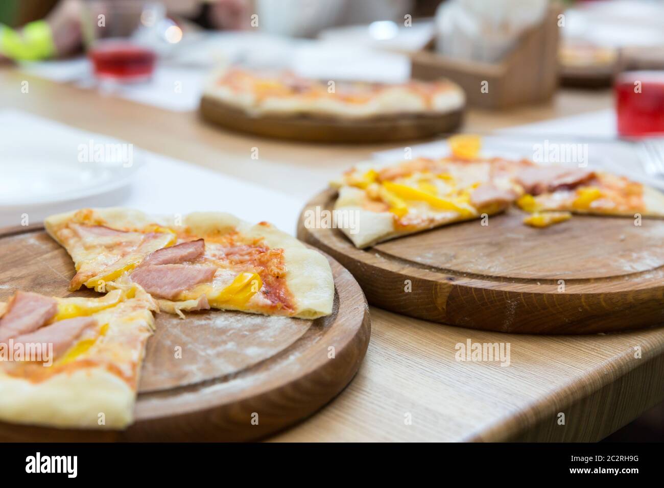 Pizza Fresca su un supporto in legno closeup. Tradizionale piatto italiano Foto Stock