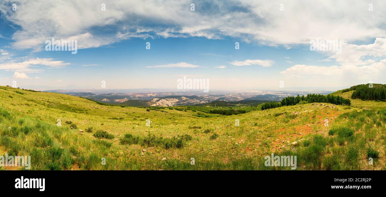 Verde colline paesaggio con cielo blu e nuvole Foto Stock
