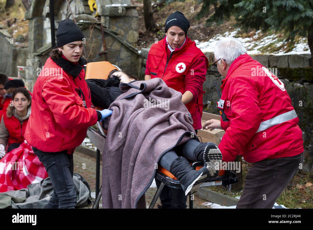 Bulgaro Croce Rossa giovani volontari paramedici barella Foto Stock