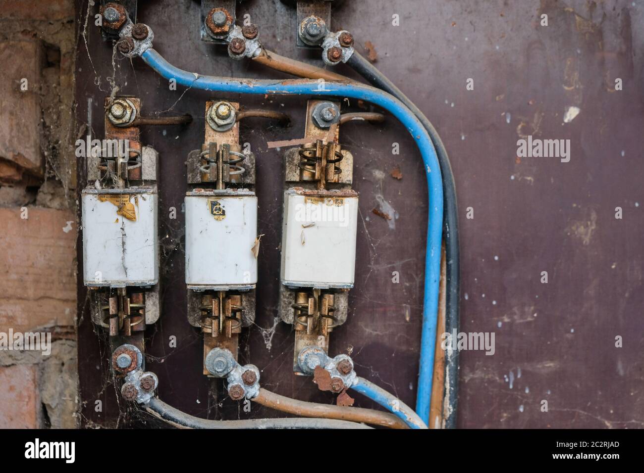Vecchio impianto elettrico con fusibili NH privi di protezione dei contatti  Foto stock - Alamy