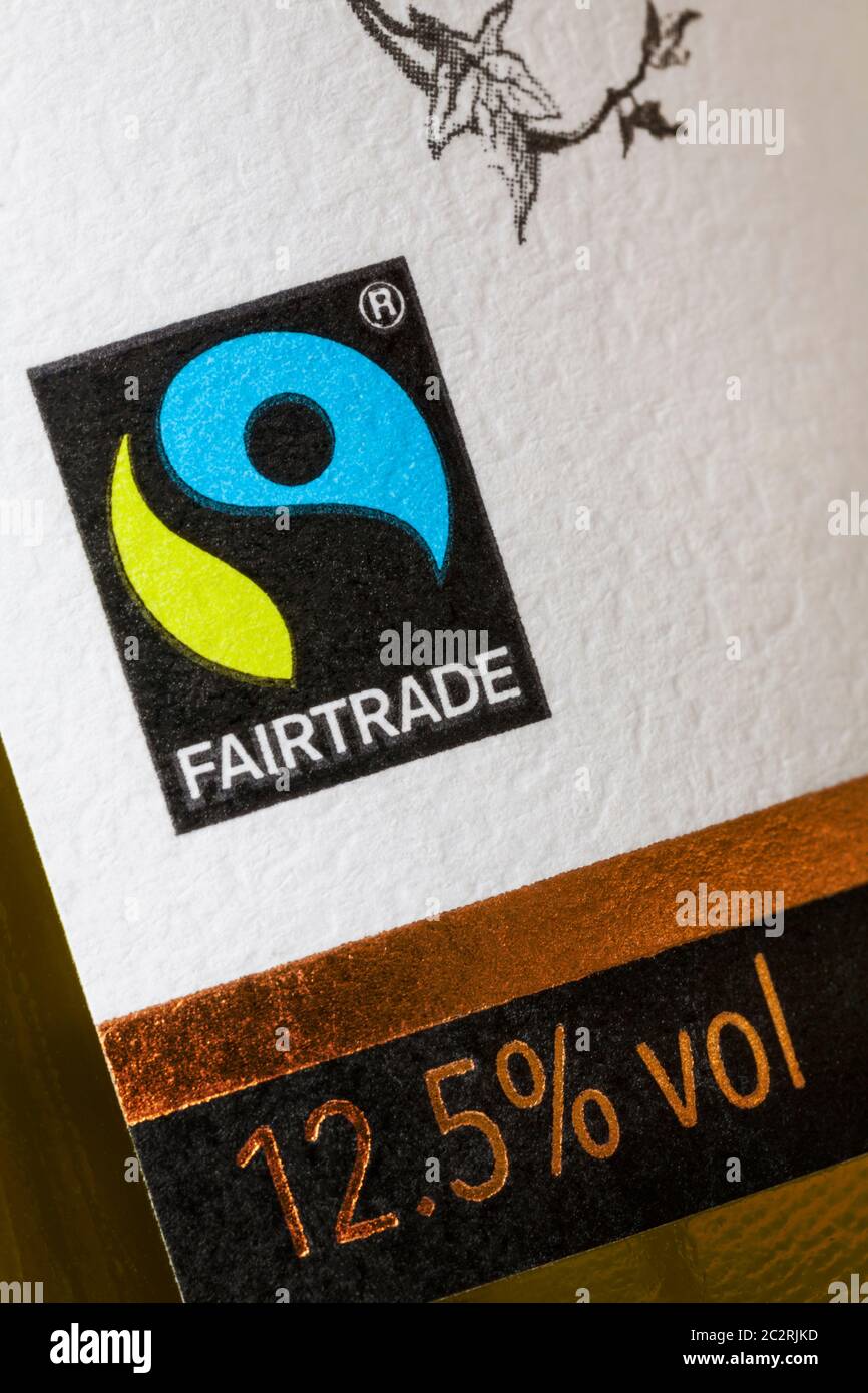 Logo Fairtrade su bottiglia di Fairtrade Sauvignon Blanc bottiglia di vino bianco - simbolo del logo Fairtrade Fair Trade 12.5% vol Foto Stock