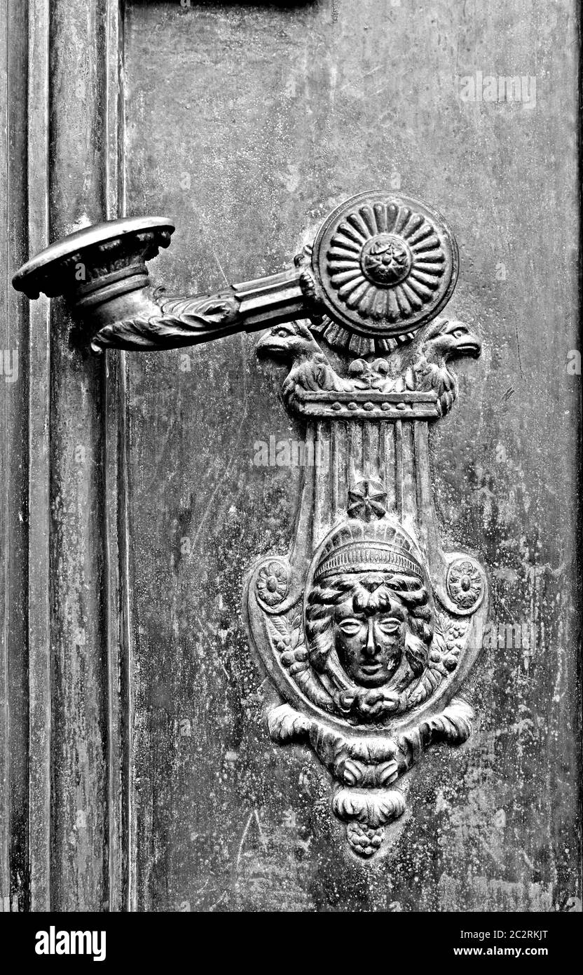 Maniglia porta in monocromia, Gyor Foto Stock