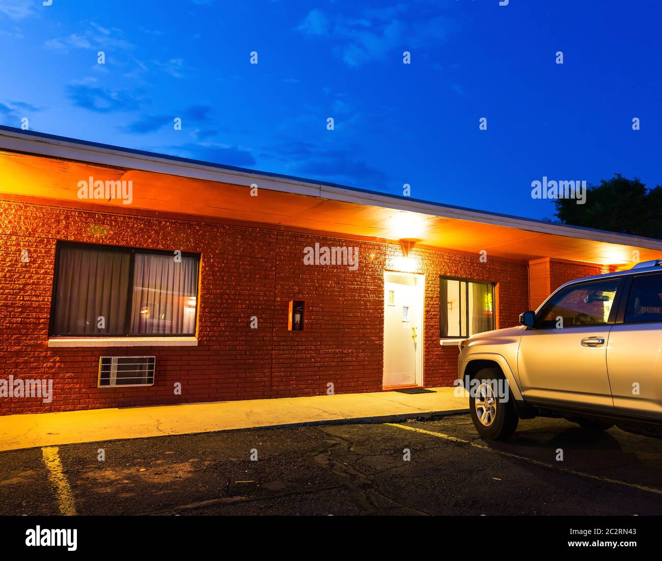 Motel sulla strada degli Stati Uniti di notte. Percorsi storici di viaggio in auto americana. Foto Stock