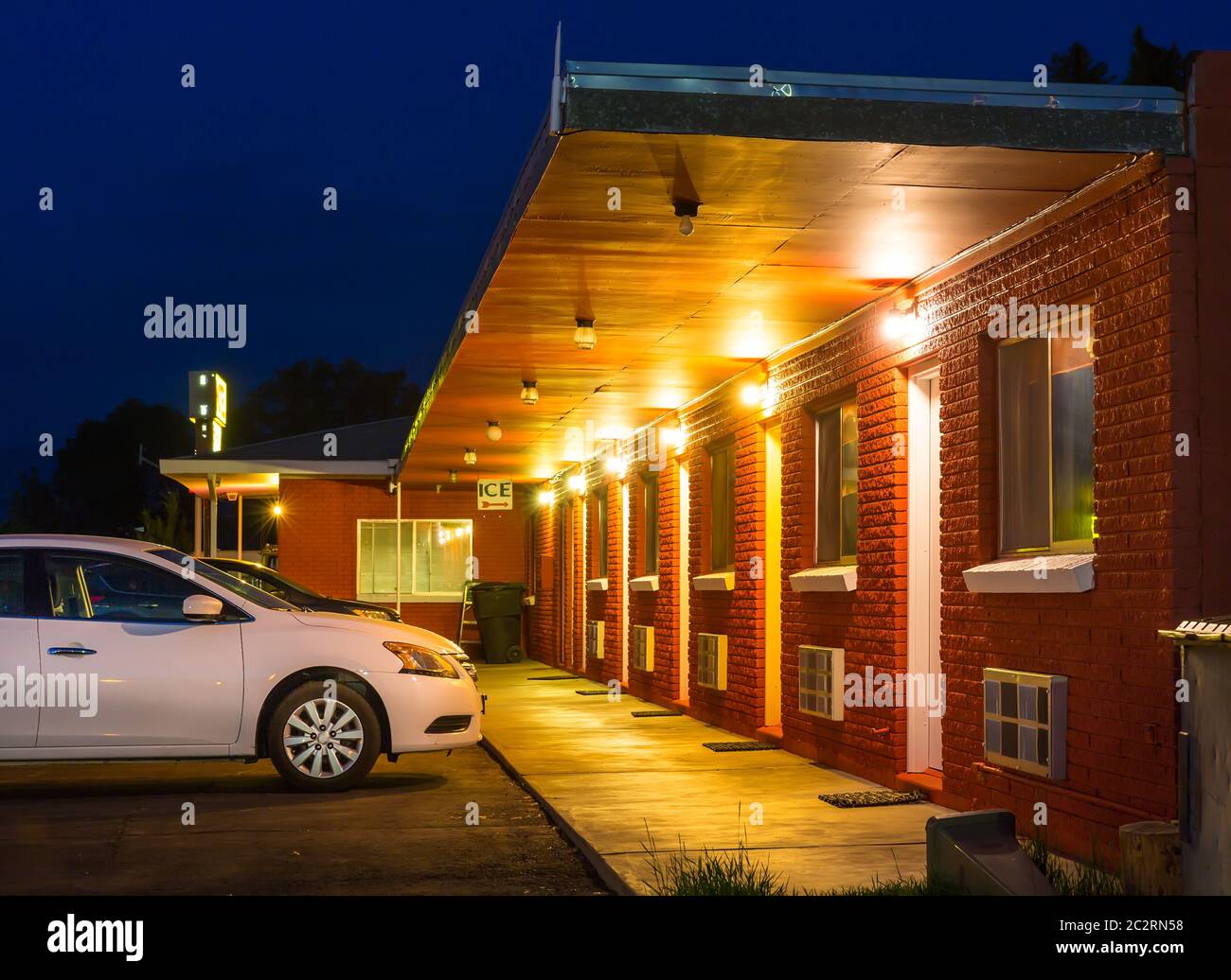 Motel sulla strada degli Stati Uniti di notte. Percorsi storici di viaggio in auto americana. Foto Stock