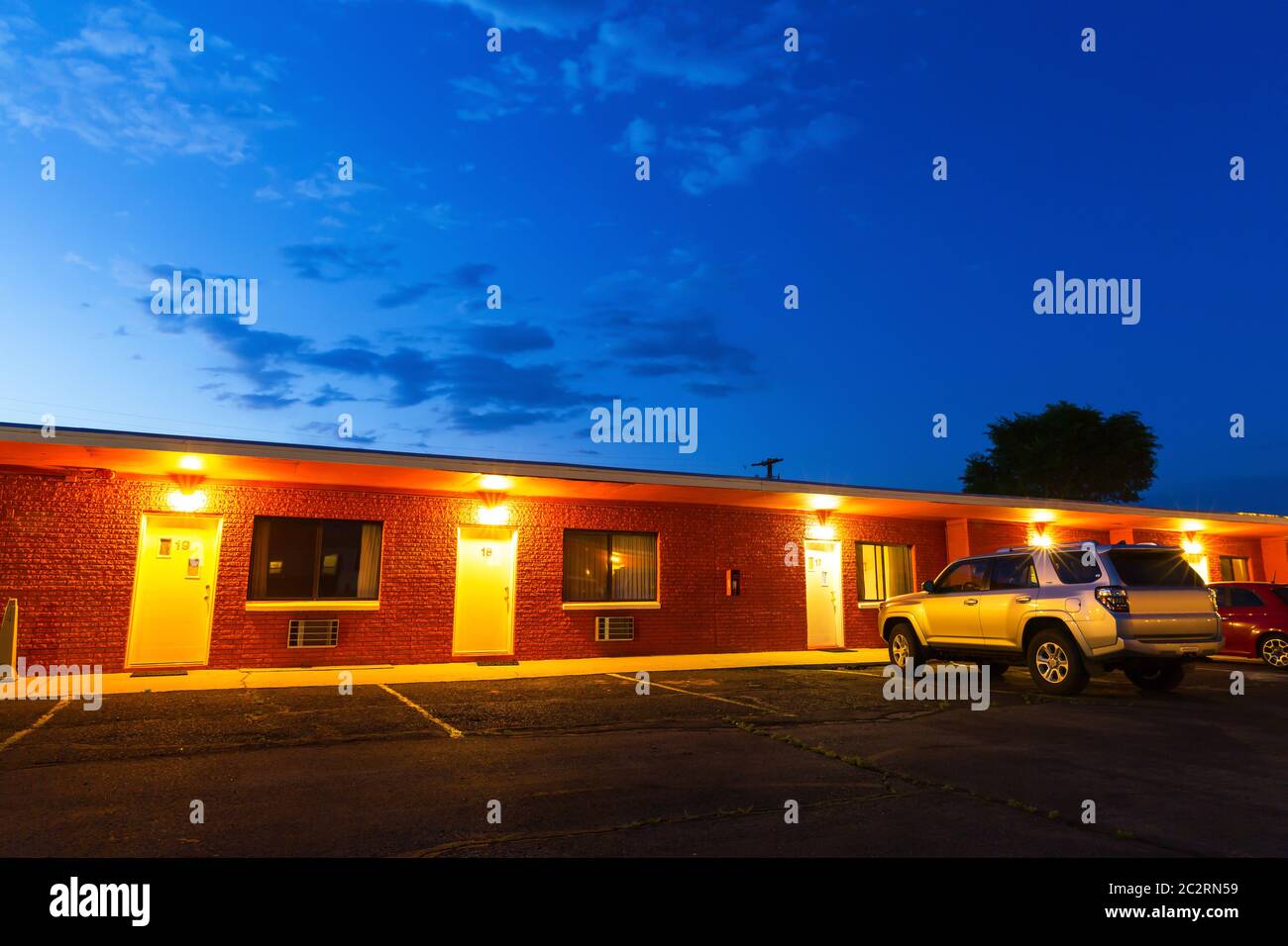 Tramonto nel centro turistico motel. USA auto in viaggio Foto Stock