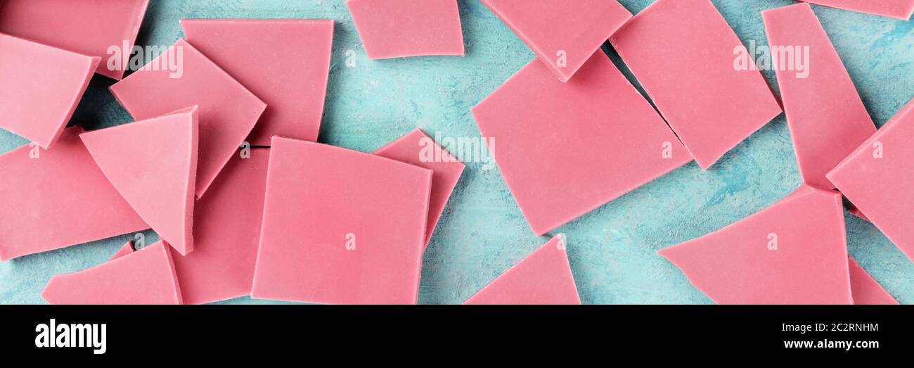 Ruby panorama di cioccolato, girato dalla parte superiore su uno sfondo blu Foto Stock