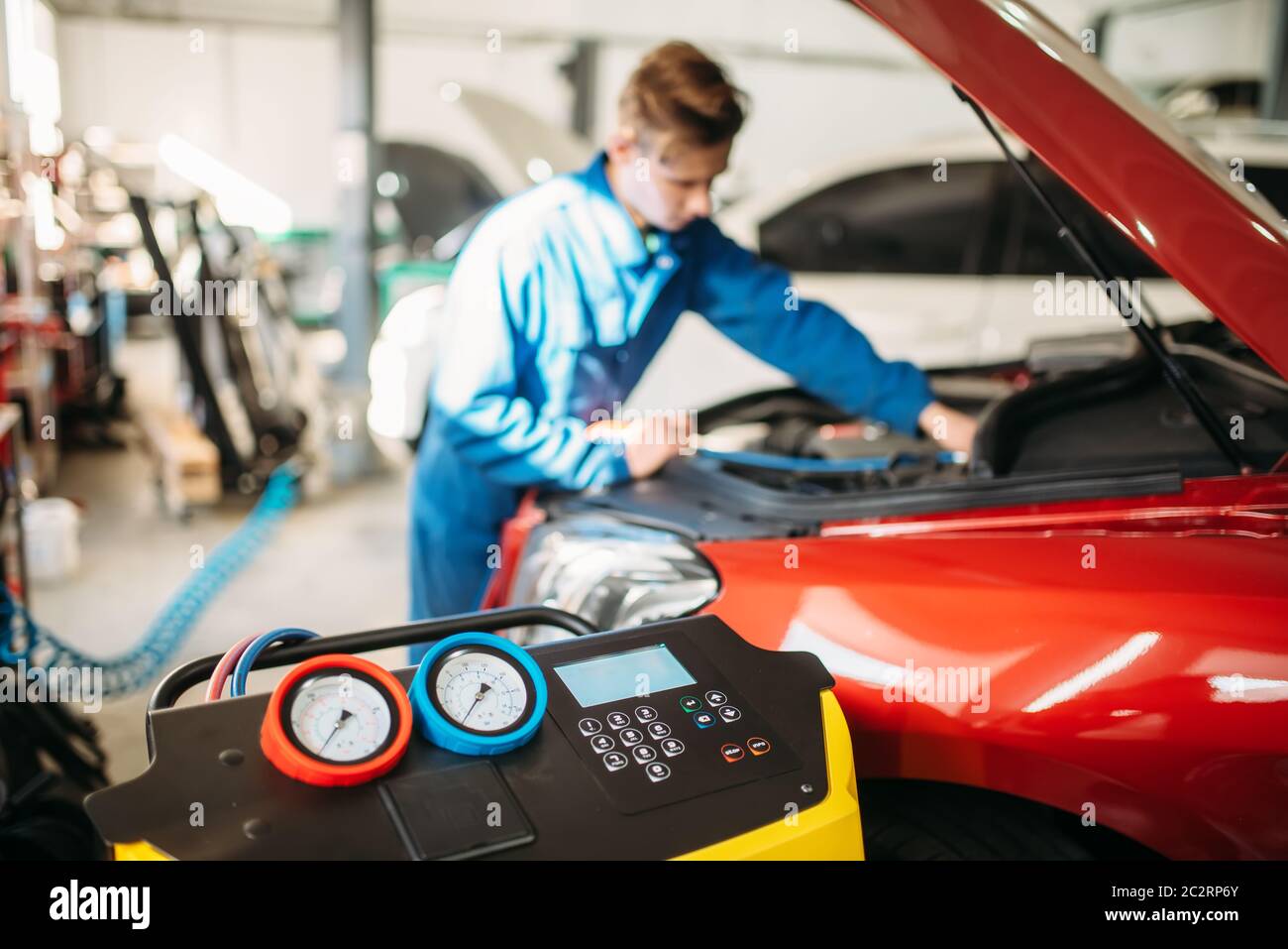 Le pompe meccaniche di freon nell'auto sistema di aria condizionata. Ispezione del condizionatore in auto-service Foto Stock