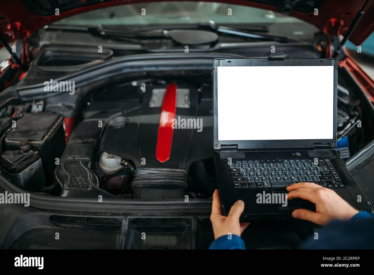 Ingegnere calcolatore rende la diagnostica della vettura in auto-servizio. Cablaggio del veicolo ispezione Foto Stock