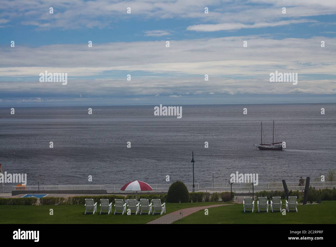 Una barca a vela che riposa nelle acque del fiume Saint Laurent di fronte all'Hotel Tadoussac nella piccola città di Tadoussac, Quebec, Canada Foto Stock