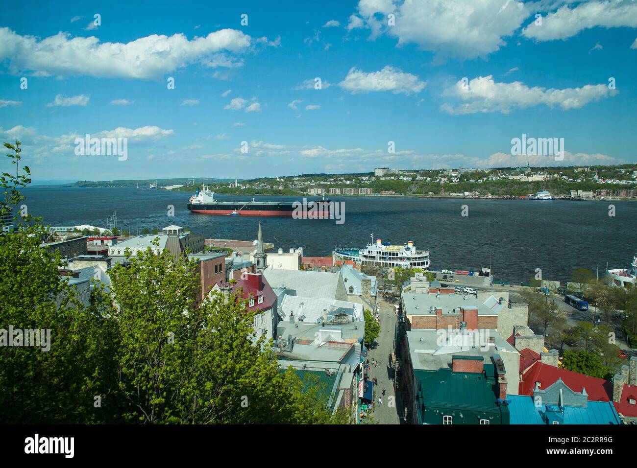 Vista dall'alto di una petroliera che naviga sul fiume Saint Laurent vicino a Quebec City, Quebec, Canada, in una soleggiata giornata estiva Foto Stock