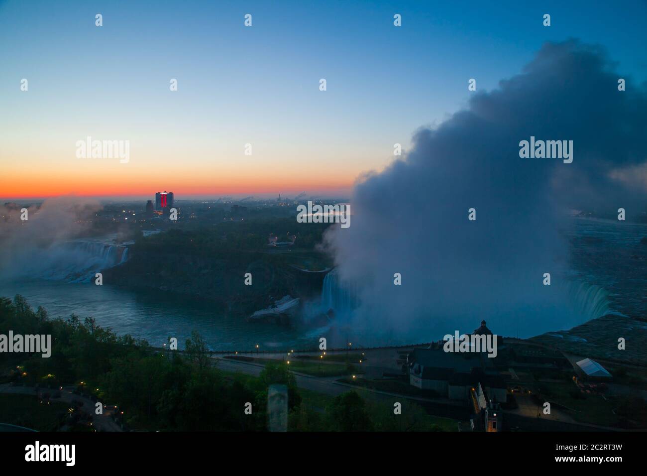 Vista panoramica e meravigliosa delle Cascate del Niagara dall'alto all'alba, Niagara Falls, Ontario, Canada Foto Stock