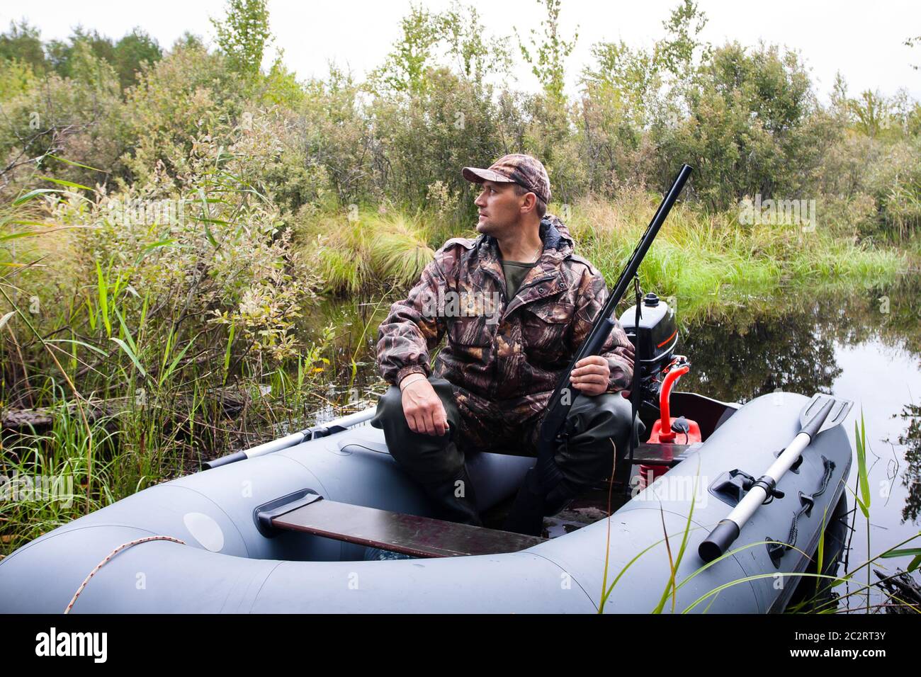 Hunter seduto in una barca a motore Foto Stock