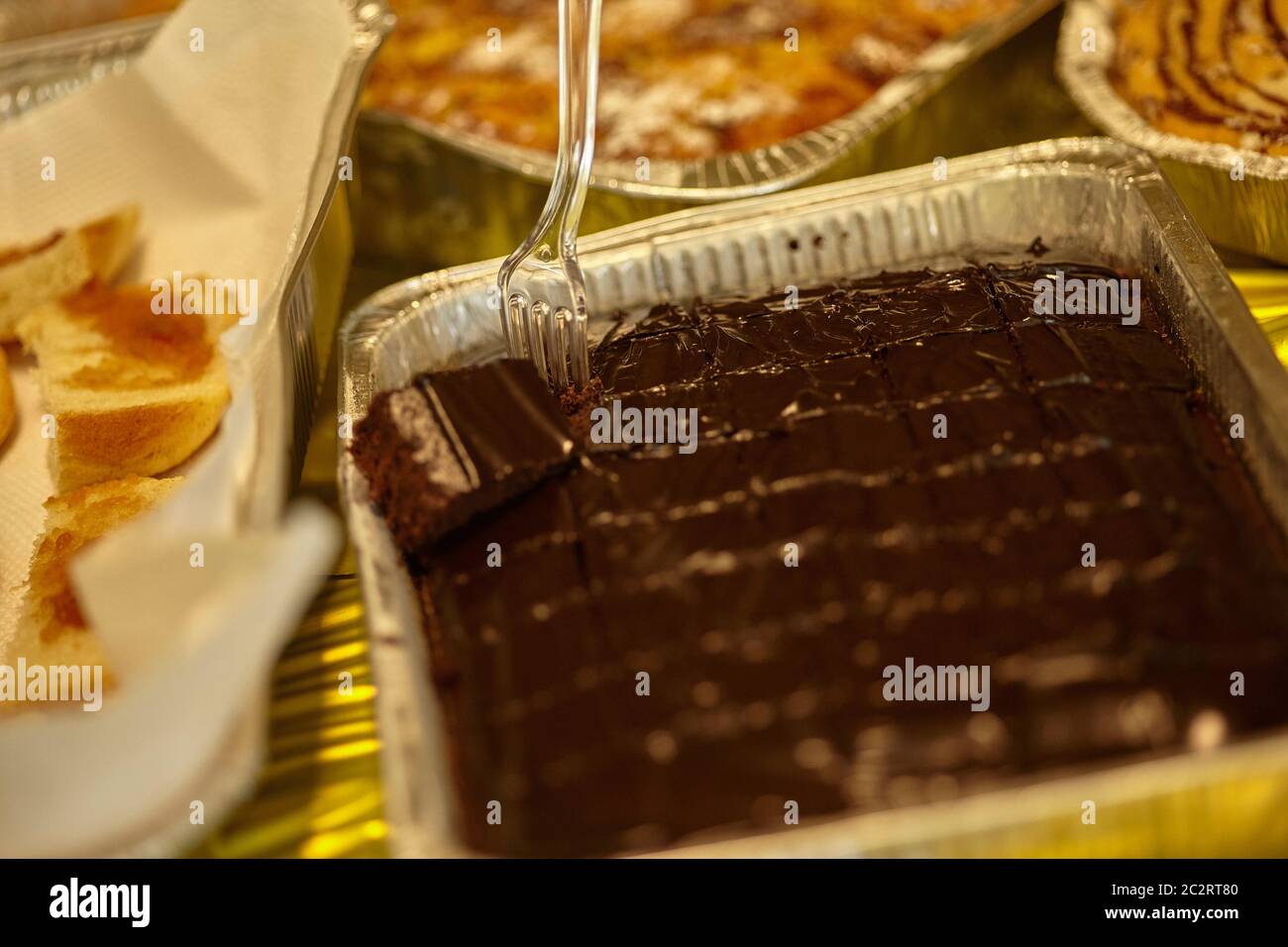 Torta al cioccolato al party servita in piatti di plastica in una festa di casa Foto Stock