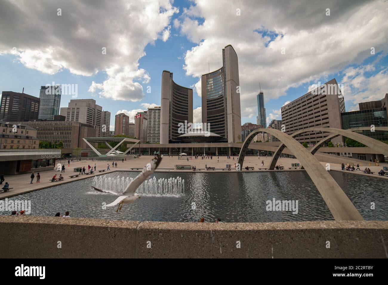 Il nuovo Municipio e la fontana di fronte ad esso, Toronto, Ontario, Canada Foto Stock