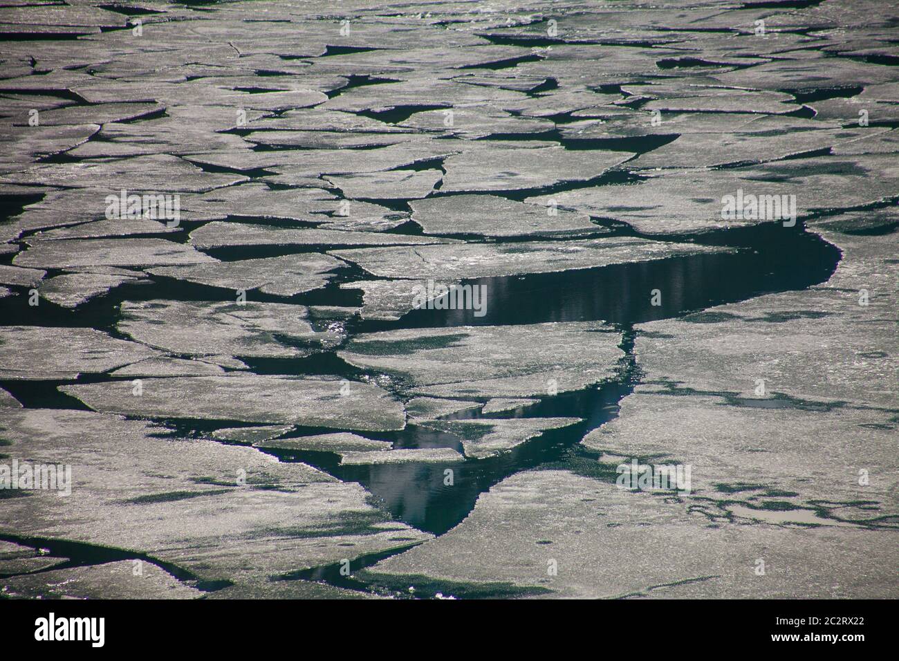 Superficie parzialmente congelata del lago superiore nel paese di Kananaskis, Alberta, Canada Foto Stock