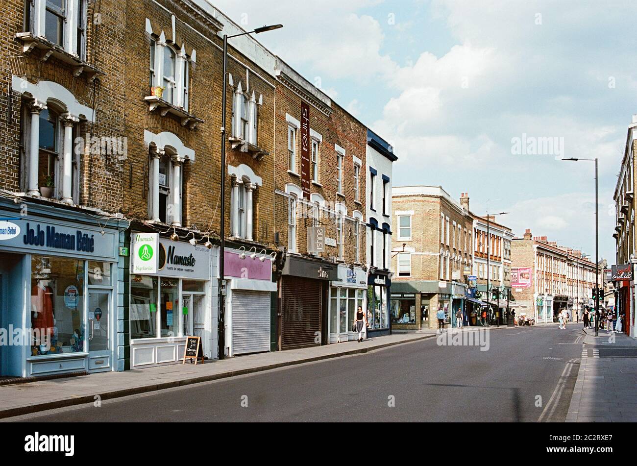 Church Street, Stoke Newington, North London UK, guardando ad est, con negozi e pedoni Foto Stock