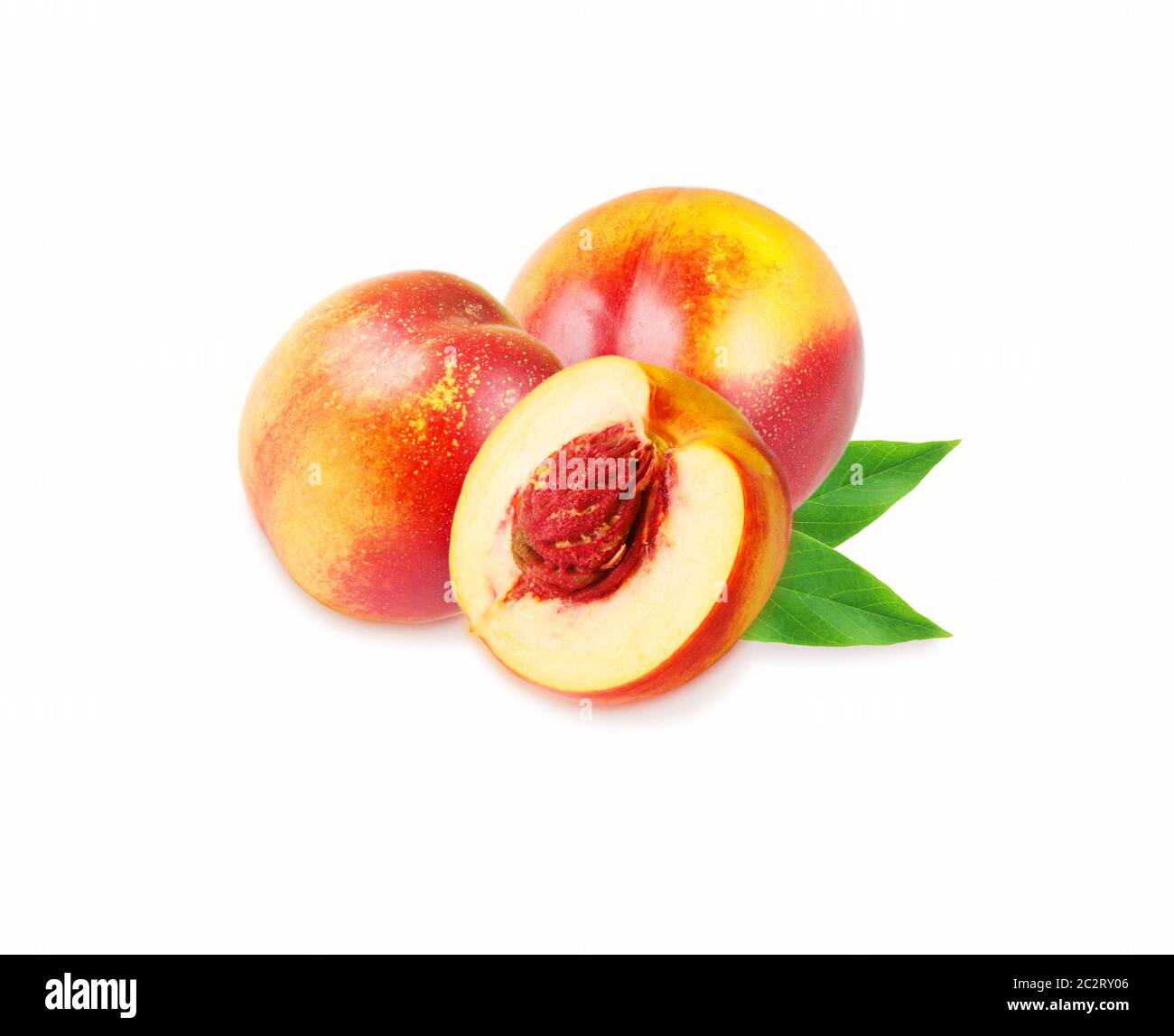 Pesche (nettarine) isolate su bianco. Pesche con foglie. Foto Stock