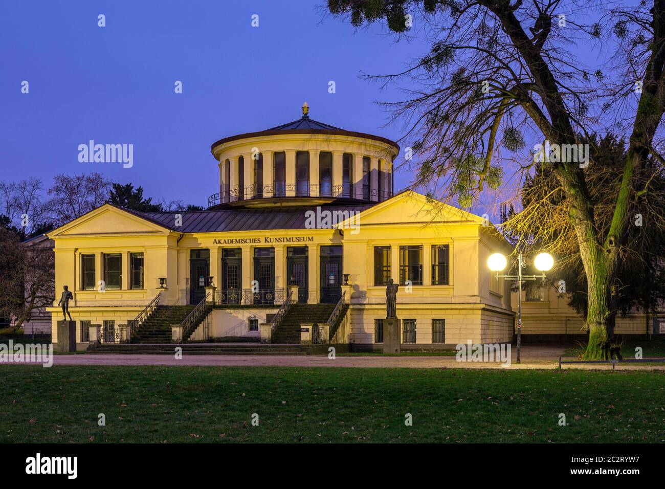 Akademisches Kunstmuseum am Hofgarten, Antikensammlung der Universitaet Bonn, Klassizismus, Abendstimmung, blaue Stunde, Beleuchtung, Bonn, Rhein, NOR Foto Stock