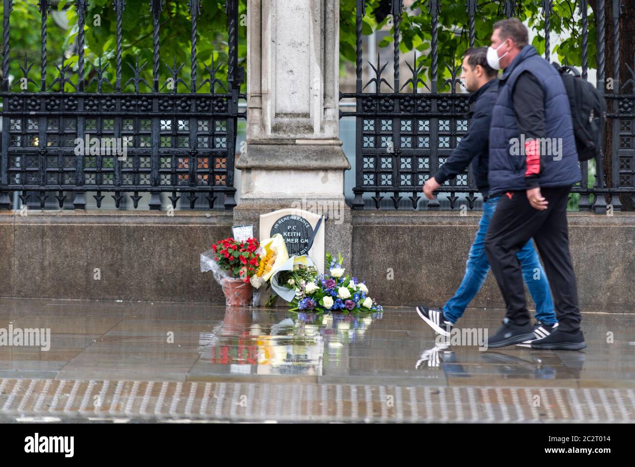 Westminster, Londra, Regno Unito. 18 Giu 2020. La mattina è stata svegliata mentre i pendolari si sono adoperati per lavorare durante il periodo di blocco della pandemia di Coronavirus COVID19. Alcuni passano il memoriale a PC Keith Palmer che ha fiori, tributi posti accanto ad esso Foto Stock