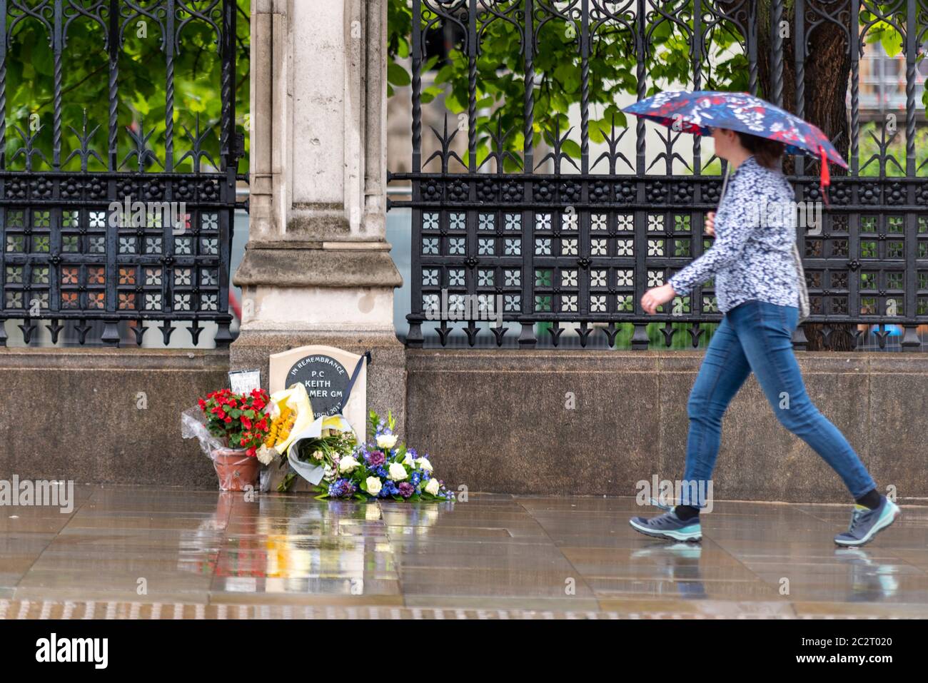 Westminster, Londra, Regno Unito. 18 Giu 2020. La mattina è stata svegliata mentre i pendolari si sono adoperati per lavorare durante il periodo di blocco della pandemia di Coronavirus COVID19. Alcuni passano il memoriale a PC Keith Palmer che ha fiori, tributi posti accanto ad esso Foto Stock