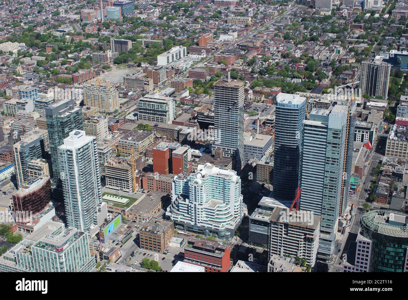 Toronto città dalla CN Tower con edifici, strade, ferrovie e il lago Ontario, Ontario, Canada Foto Stock