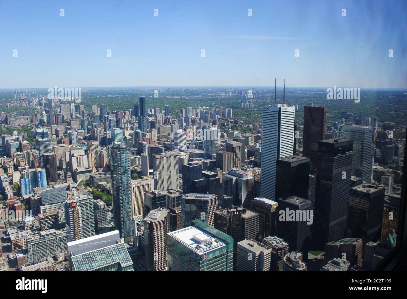 Toronto città dalla CN Tower con edifici, strade, ferrovie e il lago Ontario, Ontario, Canada Foto Stock