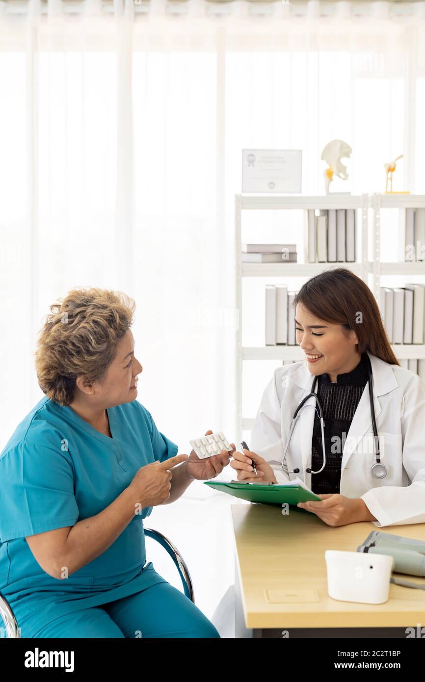Medico prescrivere pillole paziente Foto Stock