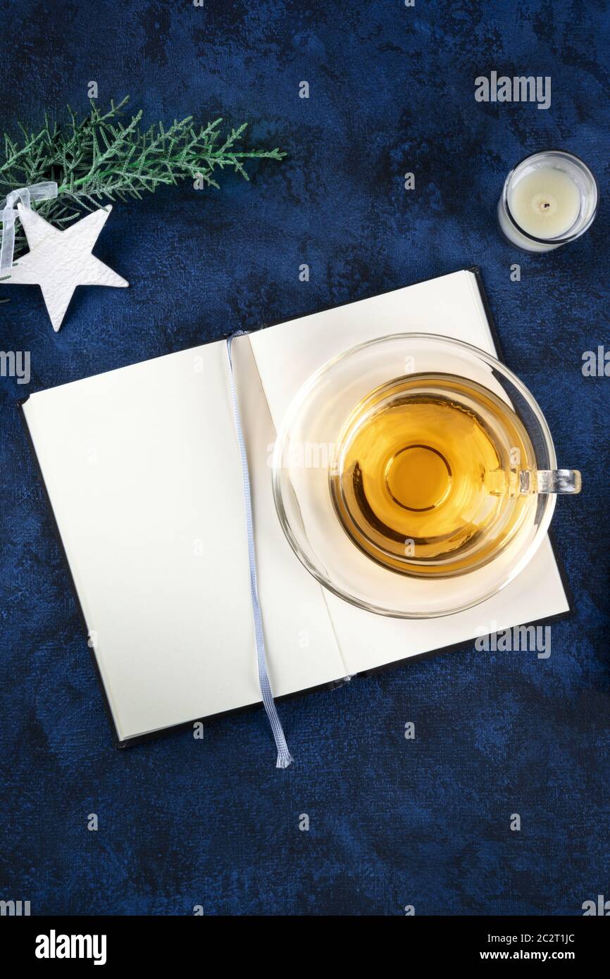 Le risoluzioni di Capodanno o il concetto di elenco dei bucket, un mock-up piatto del tiro superiore con un posto per il testo, su uno sfondo blu scuro con Foto Stock