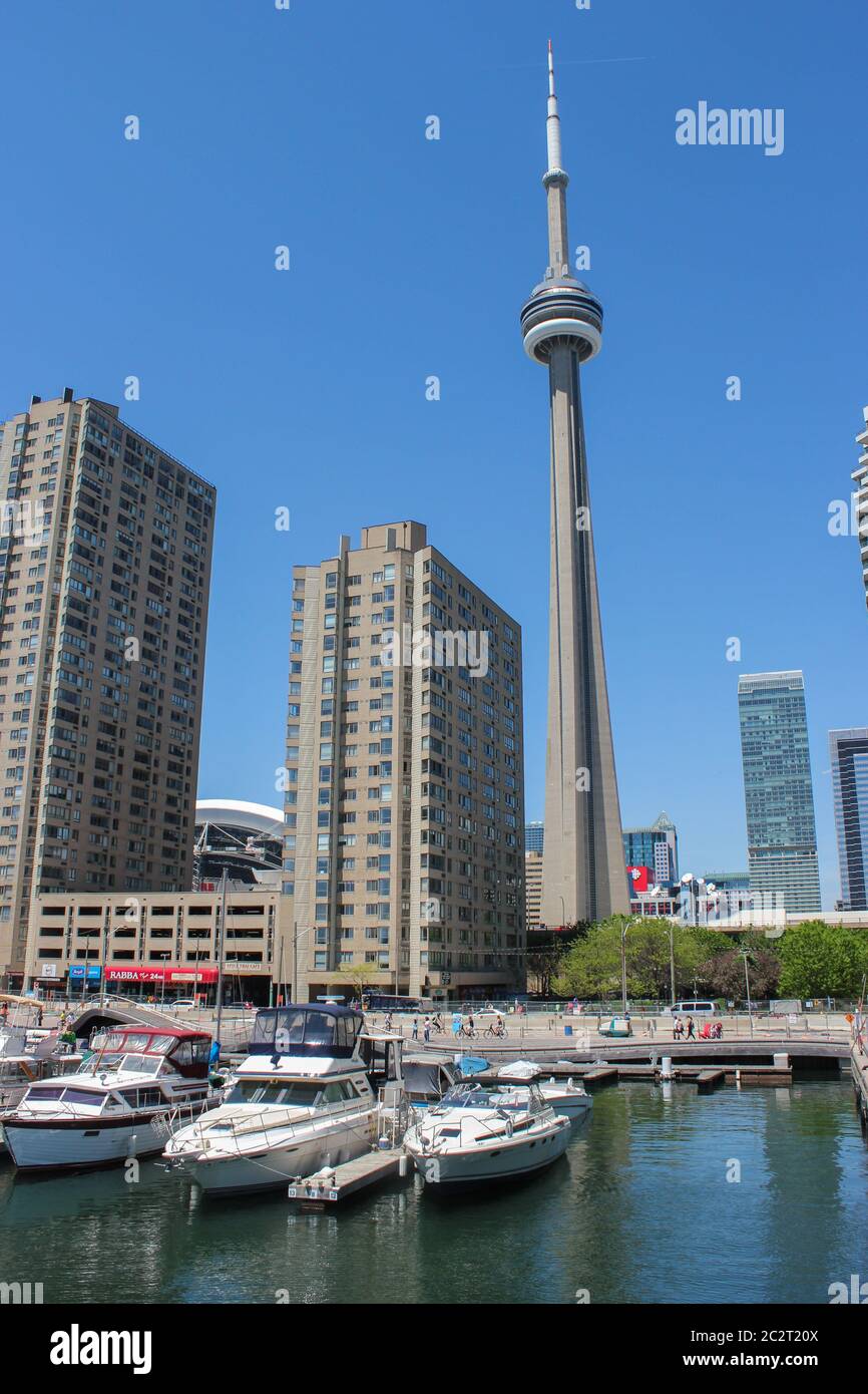 La CN Tower e altri grattacieli nel paesaggio urbano di Toronto, Ontario, Canada Foto Stock